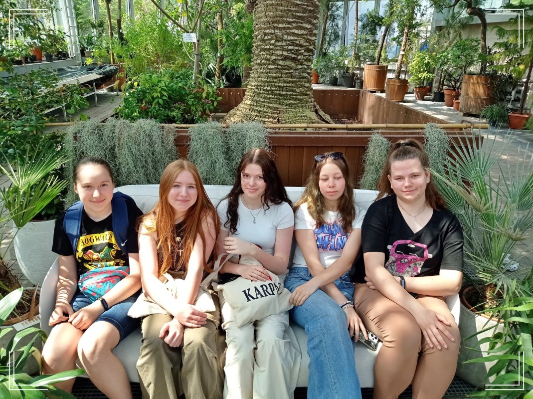batch Uczestniczki wycieczki w palmiarni ogrodu botanicznego